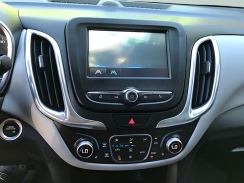 Used 2018 Chevrolet Equinox LT AWD/4WD image 17