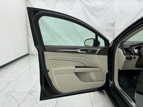 Used 2017 Ford Fusion Platinum FWD image 18