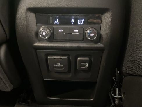 Used 2023 Chevrolet Traverse RS image 34