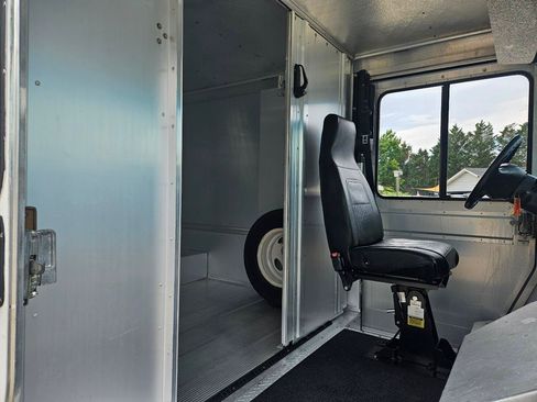 Used 2015 Ford E-350 and Econoline 350 Super Duty w/ A/C Prep Package RWD image 23