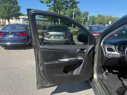 Used 2018 Dodge Journey SXT w/ Connectivity Group FWD image 6