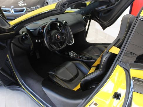 Used 2018 McLaren 570S Spider image 8