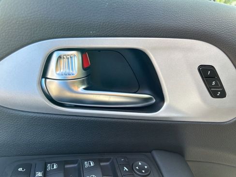 New 2025 Chrysler Pacifica Limited image 38