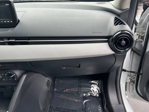 Used 2020 Toyota Yaris L image 27