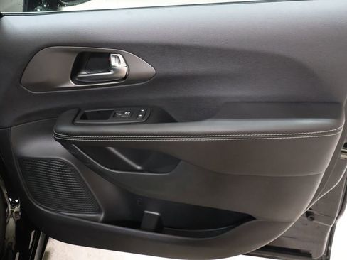 New 2027 Chrysler Pacifica Select AWD/4WD image 18