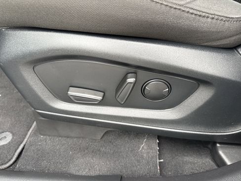 Used 2022 Ford Explorer XLT image 11