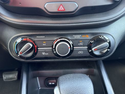 Used 2025 Kia Soul LX w/ LX Technology Package FWD image 16