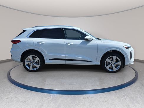 Certified 2025 Audi Q5 Premium w/ Premium Plus AWD/4WD image 4