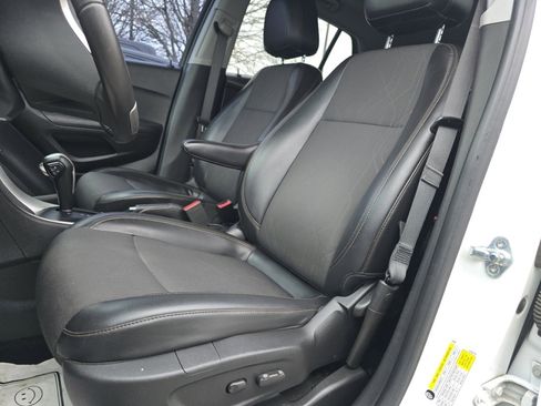 Used 2020 Chevrolet Trax LT w/ LT Convenience Package image 12