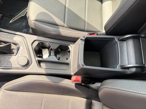 Used 2018 Volkswagen Tiguan SEL AWD/4WD image 29