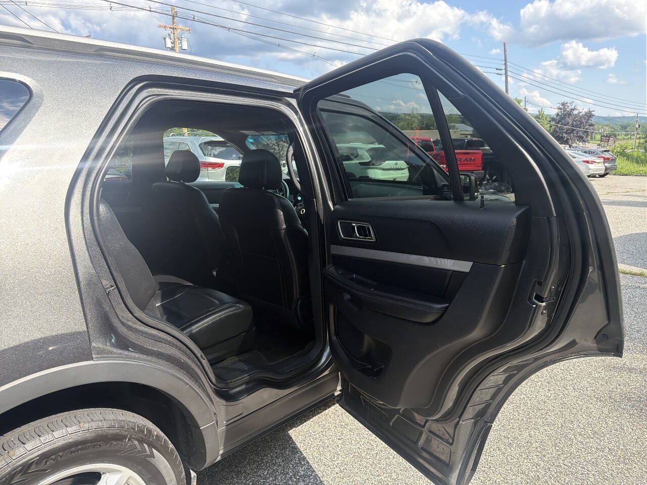 Used 2017 Ford Explorer XLT w/ Equipment Group 202A AWD/4WD image 11