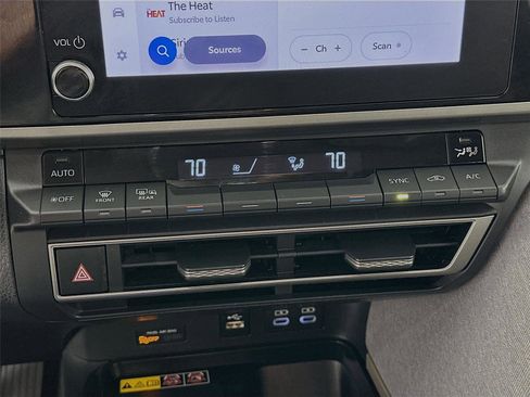 Used 2025 Toyota Camry LE image 9