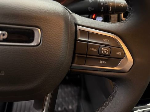 Used 2025 Jeep Compass Latitude image 23