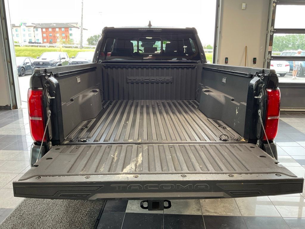 Certified 2025 Toyota Tacoma SR5 AWD/4WD image 5