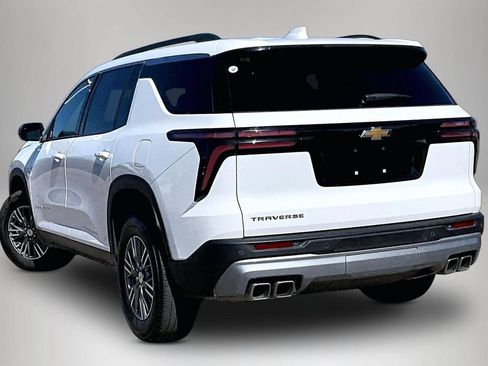 Used 2025 Chevrolet Traverse LT FWD image 4