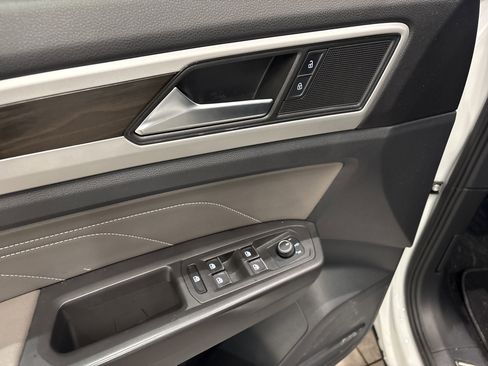 Used 2022 Volkswagen Atlas SE w/ Black Wheel Package image 9