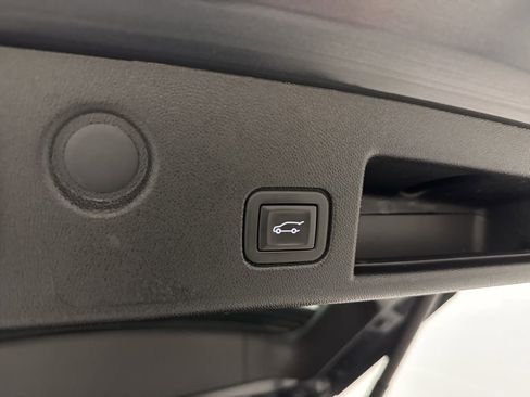 Used 2022 Chevrolet Equinox LT w/ Driver Convenience Package image 8