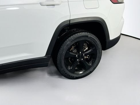 Used 2023 Jeep Grand Cherokee Limited w/ Black Appearance Package AWD/4WD image 31