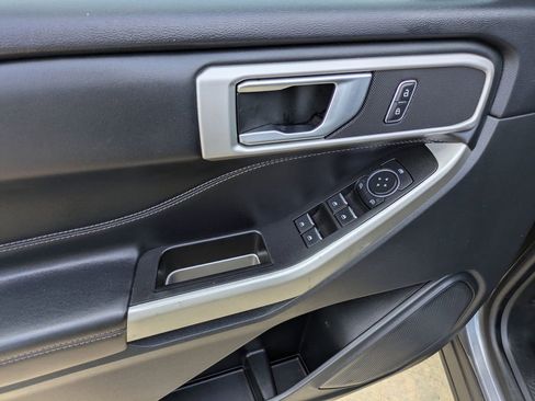 Used 2022 Ford Explorer XLT w/ Equipment Group 202A image 9