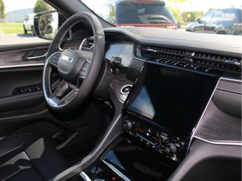 New 2025 Jeep Grand Cherokee Limited image 32