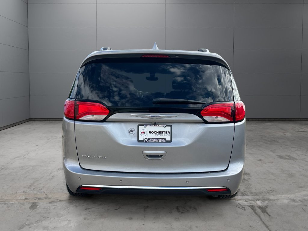 Used 2019 Chrysler Pacifica Touring-L FWD image 4