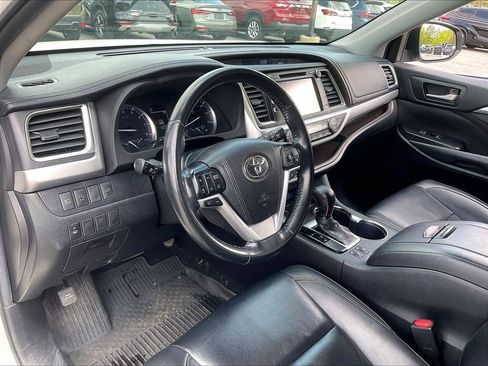 Used 2019 Toyota Highlander XLE AWD/4WD image 8