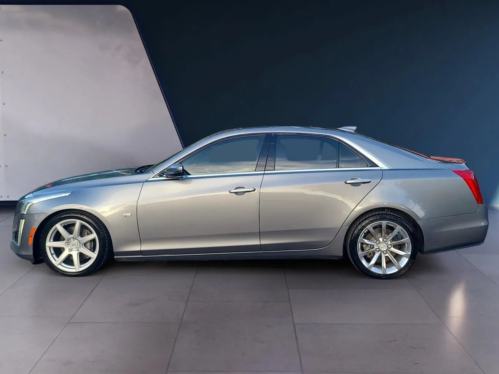 Used 2018 Cadillac CTS Luxury RWD image 2