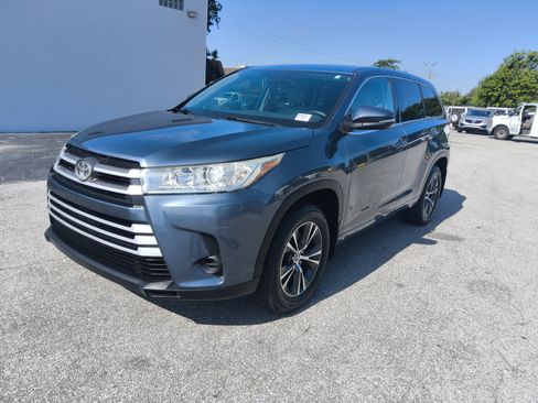 Used 2018 Toyota Highlander LE FWD image 1