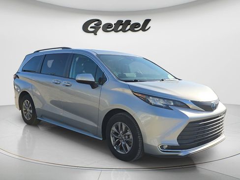Used 2023 Toyota Sienna XLE image 2