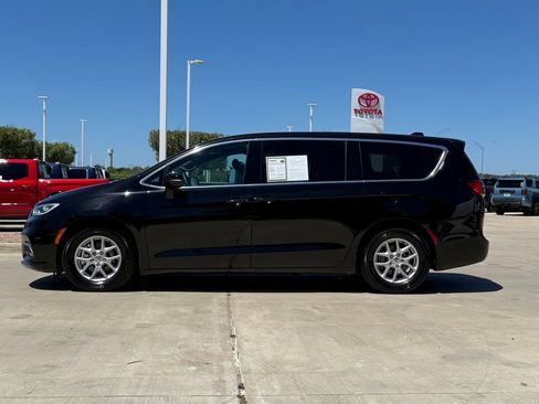 Used 2025 Chrysler Pacifica Select FWD image 2