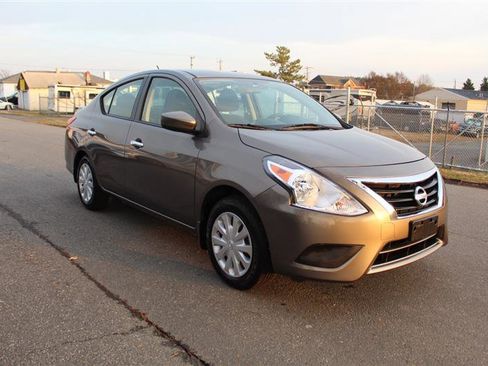 Used 2015 Nissan Versa SV image 9