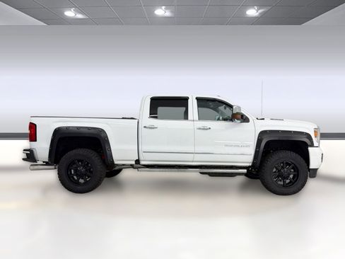 Used 2019 GMC Sierra 2500 Denali w/ Duramax Plus Package AWD/4WD image 8