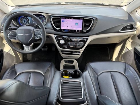 Used 2023 Chrysler Pacifica Touring-L FWD image 28