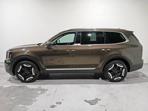Used 2024 Kia Telluride EX w/ EX Captain's Chair Package AWD/4WD image 4