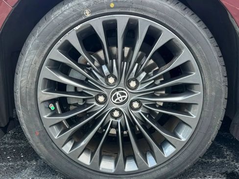 Used 2018 Toyota Avalon Touring FWD image 2