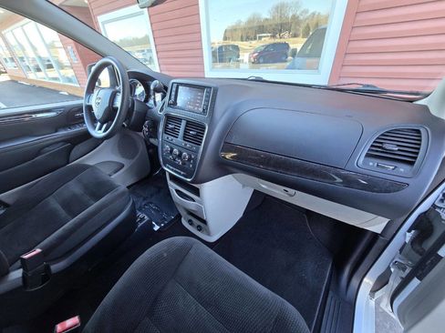 Used 2018 Dodge Grand Caravan SE w/ UConnect Hands-Free Group image 23