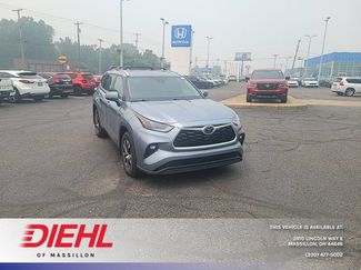 Used 2021 Toyota Highlander XLE AWD/4WD video 1
