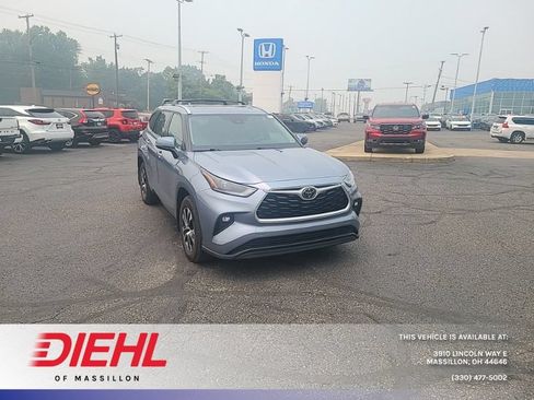 Used 2021 Toyota Highlander XLE AWD/4WD image 1