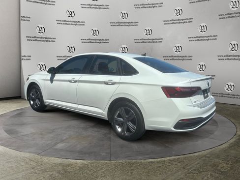 Used 2024 Volkswagen Jetta SE FWD image 3