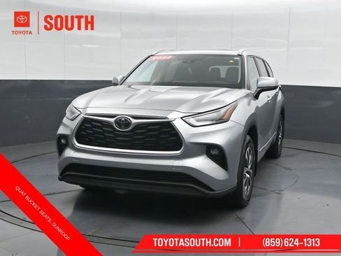 Used 2022 Toyota Highlander XLE AWD/4WD image 6