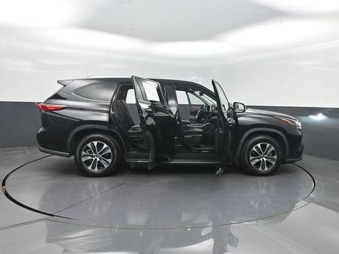 Used 2023 Toyota Highlander XLE FWD image 37