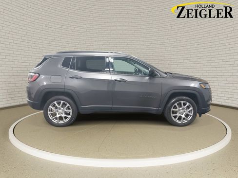 Used 2022 Jeep Compass Latitude image 4