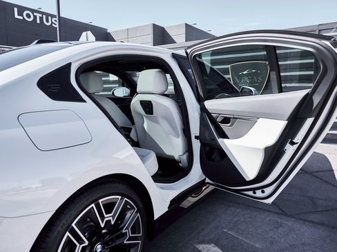 Used 2026 BMW 550e xDrive 550e xDrive image 25