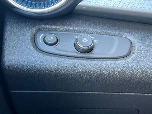 Used 2025 Chevrolet Trax LT w/ LT Convenience Package image 33