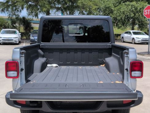 Used 2023 Jeep Gladiator Sport AWD/4WD image 22