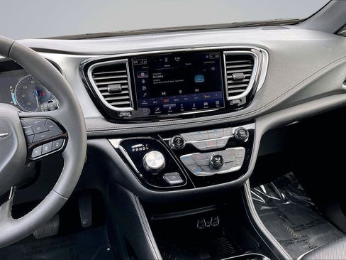 Used 2025 Chrysler Pacifica Limited FWD image 7