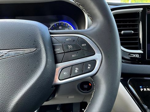 Used 2023 Chrysler Pacifica Touring-L FWD image 15
