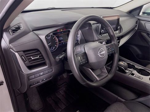 Used 2025 Nissan Rogue SV image 10