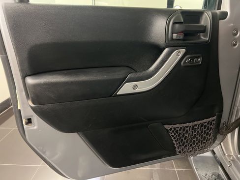 Used 2018 Jeep Wrangler Unlimited Sahara image 16