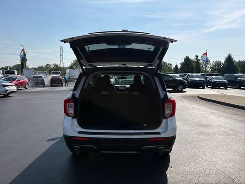 Used 2021 Ford Explorer XLT w/ Equipment Group 202A AWD/4WD image 17